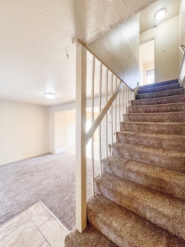 Building Photo - Spacious 3 Beds 1 Bath Townhouse