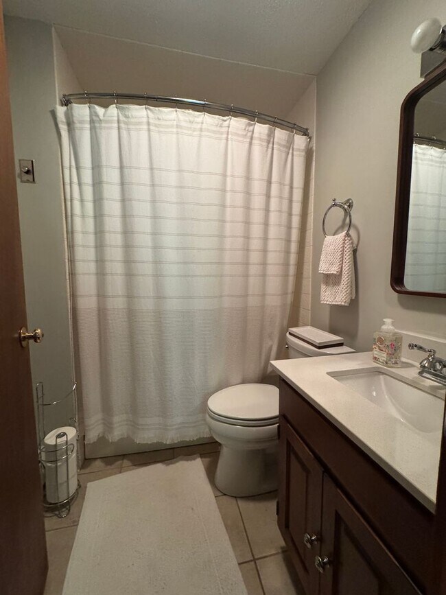 Building Photo - Short Term- 2 bedroom condo in Quechee- Fu...