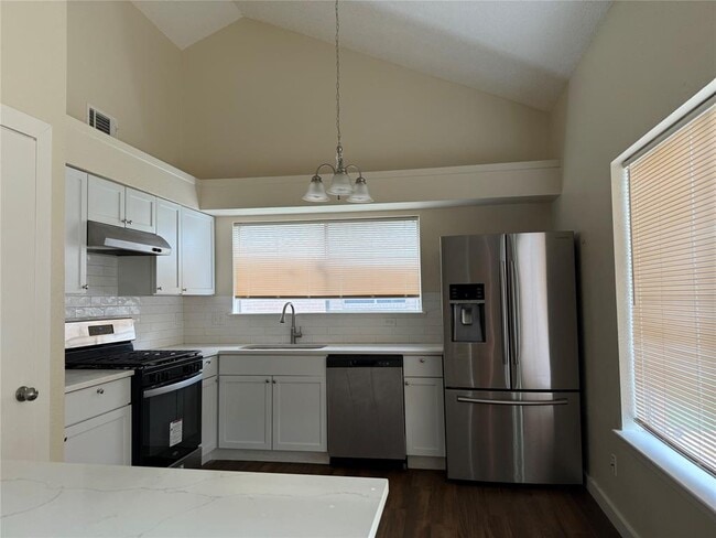Building Photo - 451 Oakdale Dr