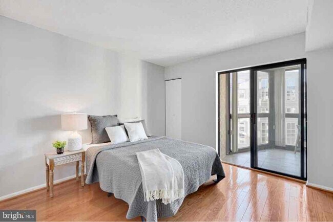 Building Photo - 900 N Stafford St