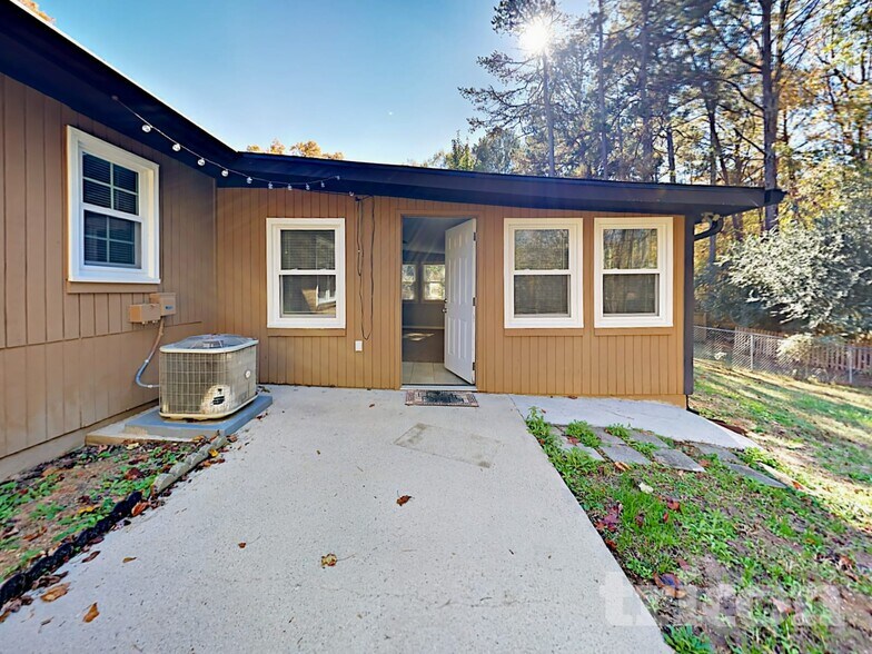 Building Photo - 1731 Hidden Acres Dr SW
