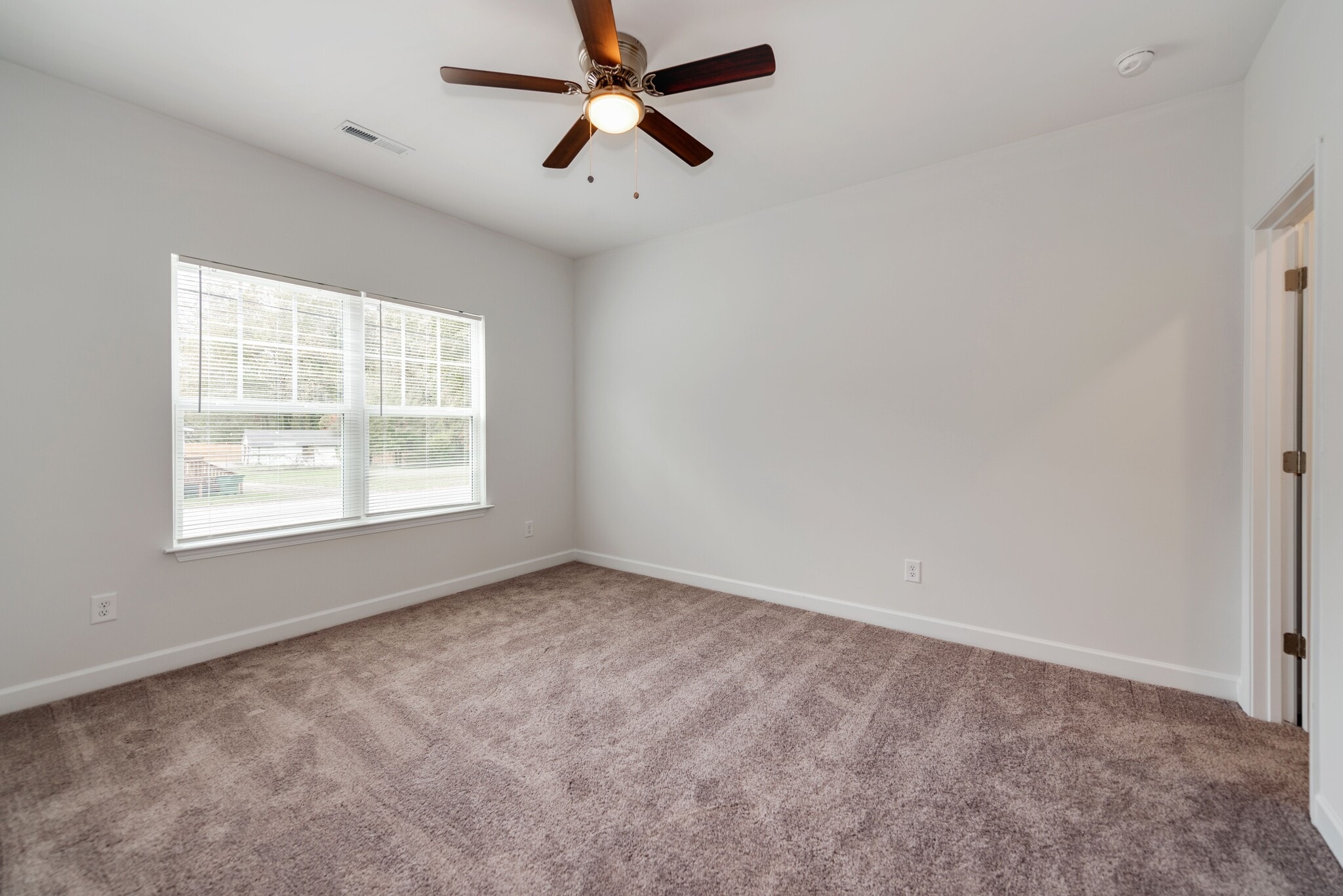 Building Photo - 922 W Davidson Ave