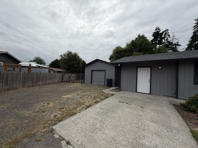 Building Photo - Spacious Rambler for Lease