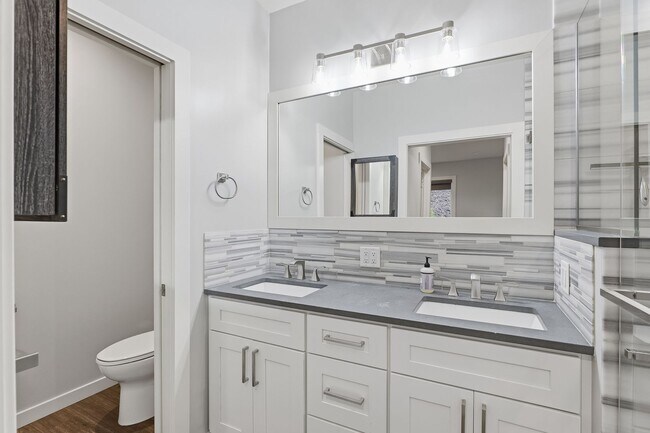 Building Photo - Stunning 4 Bedroom/2 Bathroom West Linn Retreat with Designer Firepit & Gorgeous Views!