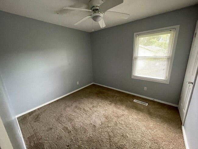 Building Photo - Sensational Three Bedroom Home Located in the Earlewood Community!