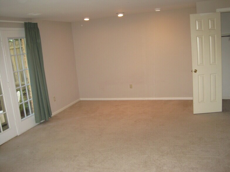 Basement Walk-out - 10345 Hampshire Green Ave