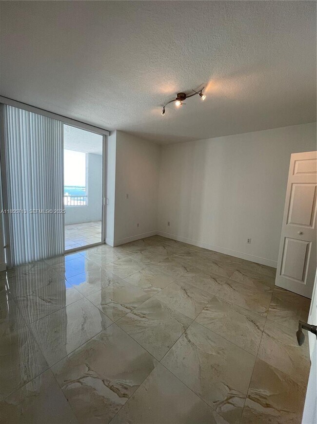 Building Photo - 170 SE 14th St