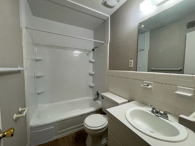 Building Photo - Colonial Hills' adorable home!