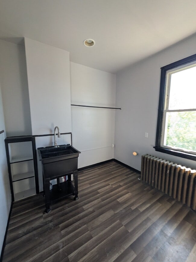 Building Photo - Newly Updated 3 bedroom in Carrick! Section 8 is considered