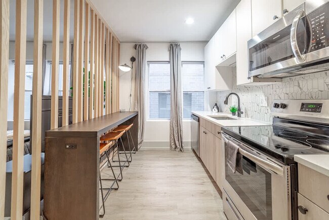 Building Photo - 3546 N Southport Ave