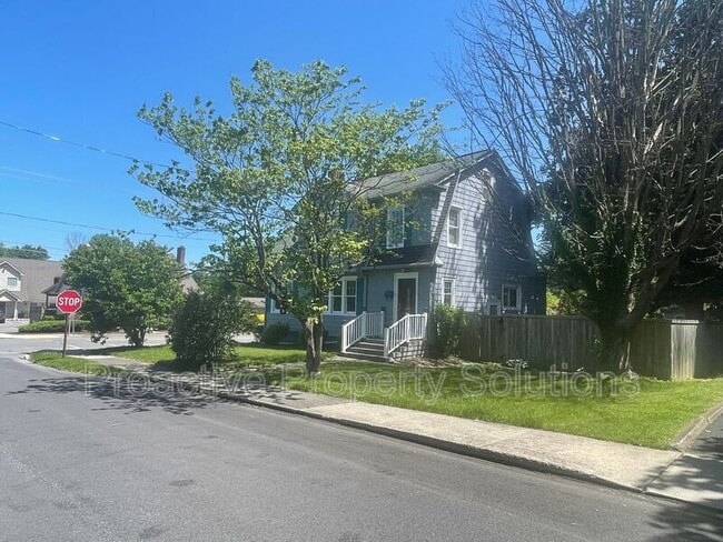 Building Photo - 528 Lindbergh Avenue