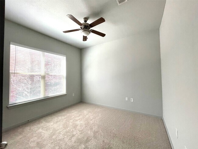 Building Photo - 2525 McCue Rd