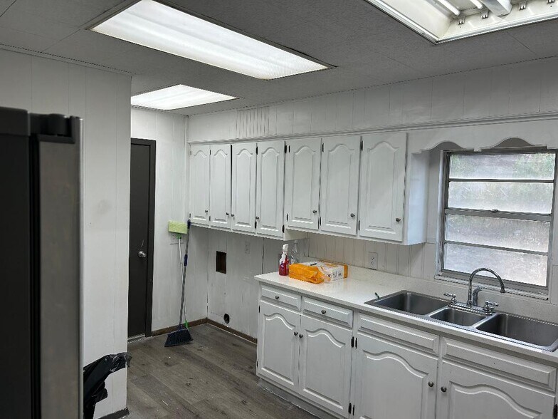 Building Photo - 616 Riverside Dr