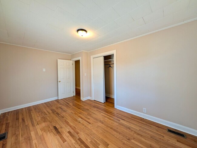 Building Photo - For Rent: Charming Country Home in Middlesex – $1,550/month