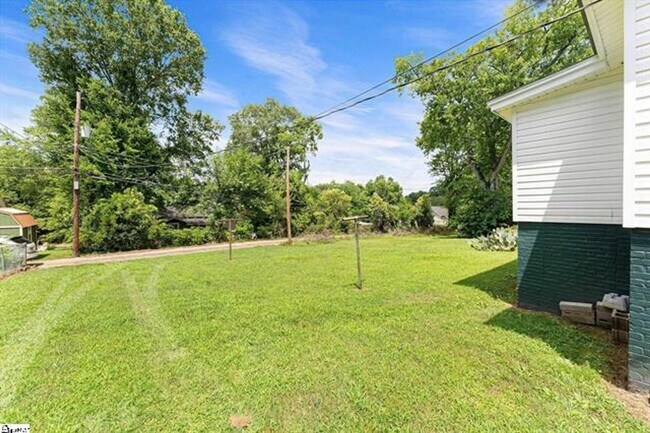 Building Photo - 2 Bed, 2 Bath Fully Renovated Home Available in Greenville