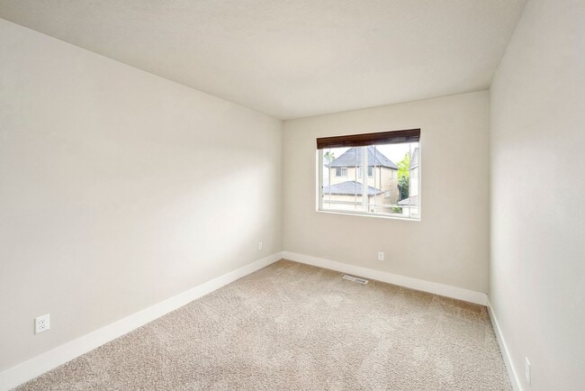 Building Photo - Bright, clean 3-bdrm/2.5-bath home in Beth...