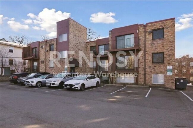 Building Photo - Available July 1st 2 Bedroom 1 Bath Condo in Minneapolis