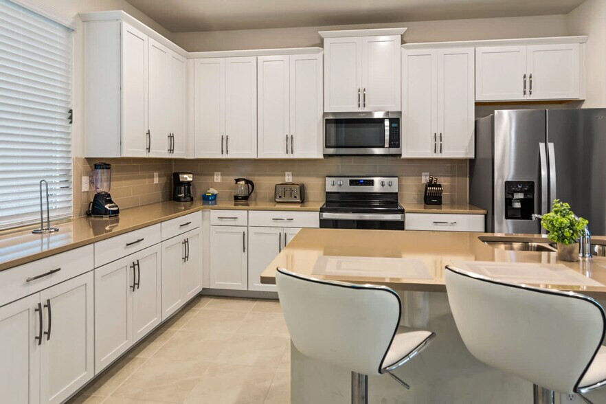 Building Photo - 1828 Tropical Palms Cir