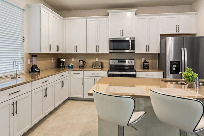 Building Photo - 1828 Tropical Palms Cir