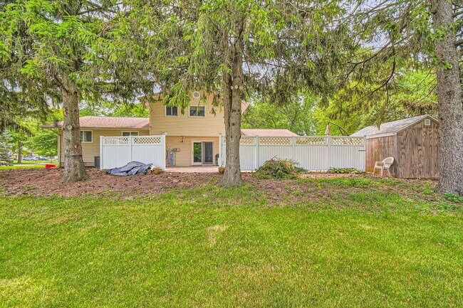 Building Photo - 1322 E Thurston Dr