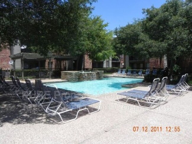 Building Photo - 18333 Roehampton Dr