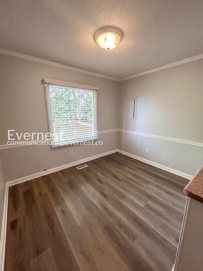 Building Photo - 3208 Pinecrest Dr