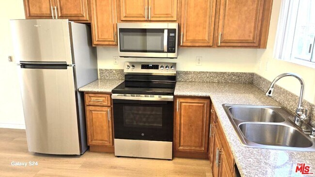 Building Photo - 140 N Berendo St