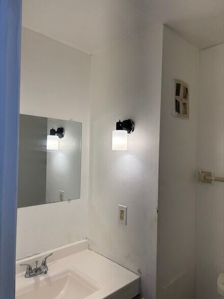 Half bath - 9281A W Allyn St