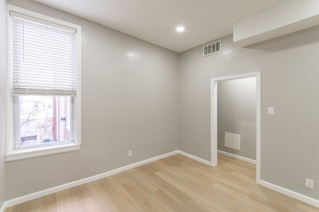 Building Photo - 2827 W Girard Ave