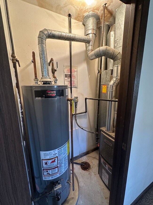 Building Photo - 2 Bedroom/1 Bath Apartment For Rent