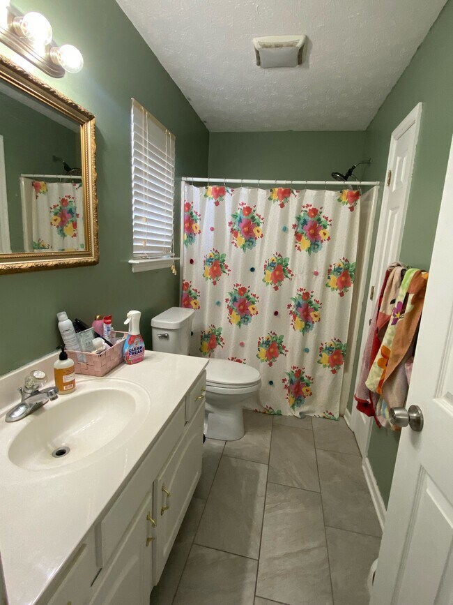 Building Photo - 122 Bluff View Dr