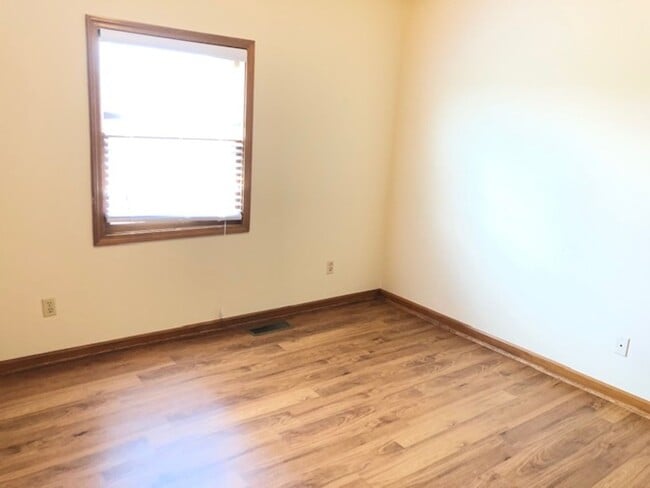 Building Photo - Updated 3bed 2 bath with fenced in yard!