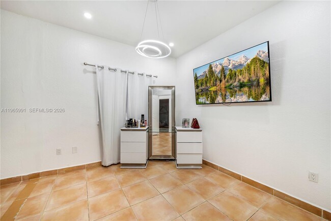 Building Photo - 1205 SE 7th Ct