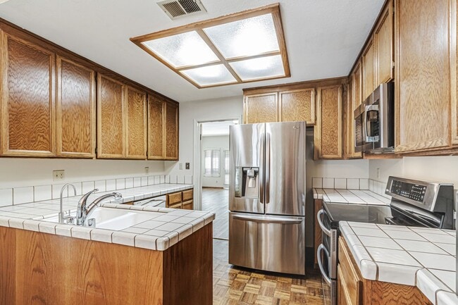 Building Photo - Two Primary Suites w/ Bonus Room l Prime L...
