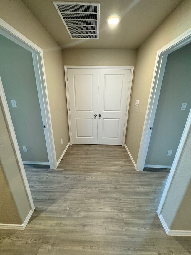 Building Photo - Move-In Ready Modern Home with Open Layout...