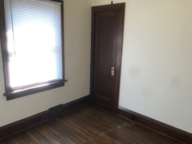 Building Photo - Charming 2 Bedroom House!