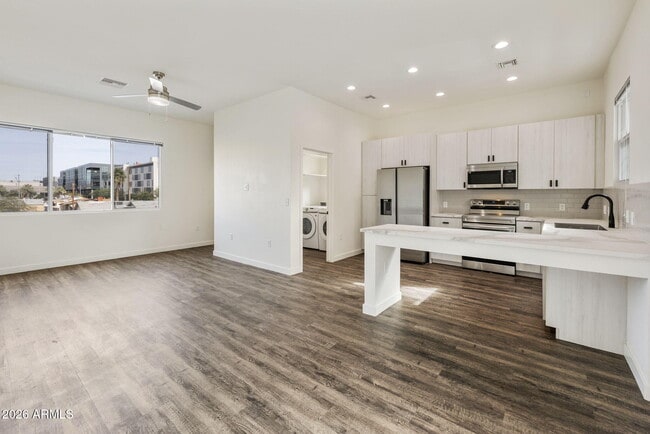 Building Photo - 406 W 7th St