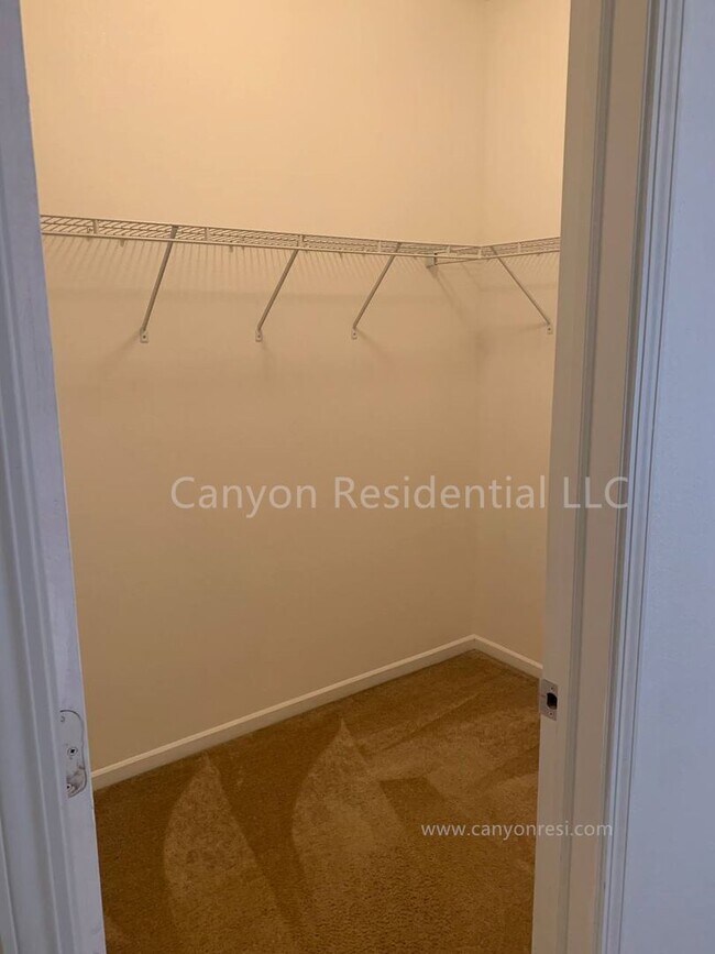 Building Photo - Beautiful 3b Room!Move in ready!
