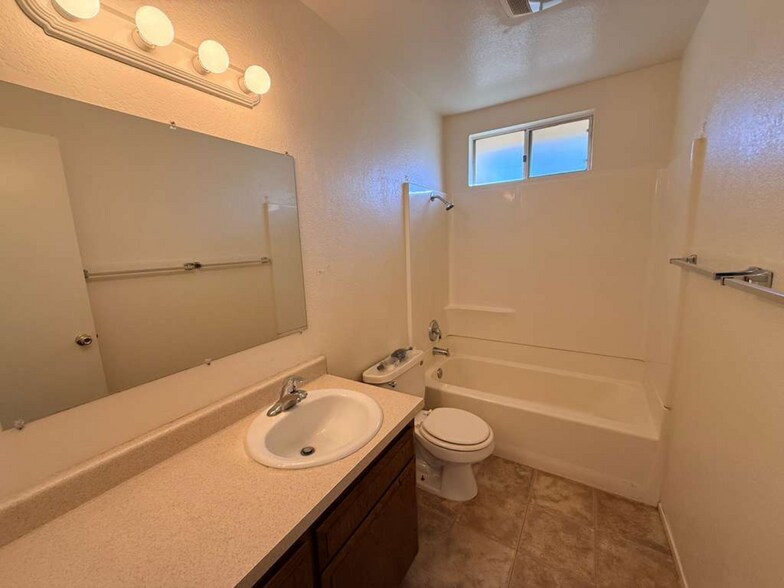 Building Photo - 1010 S Magnolia Ave