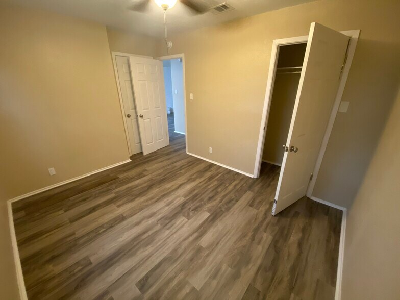 Building Photo - 400 Algerita Dr