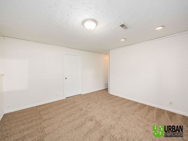Building Photo - 4 bedroom 2 bath room house for rent in So...