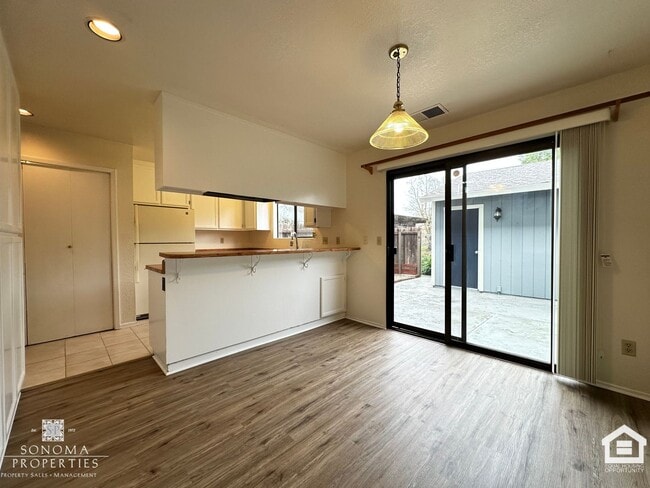 Building Photo - Charming 2 Bedroom Townhouse – Prime Location, Available Now!