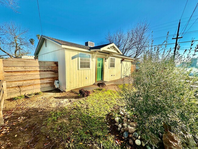 Building Photo - Fully Remodeled 3/2 in Northwest Fresno