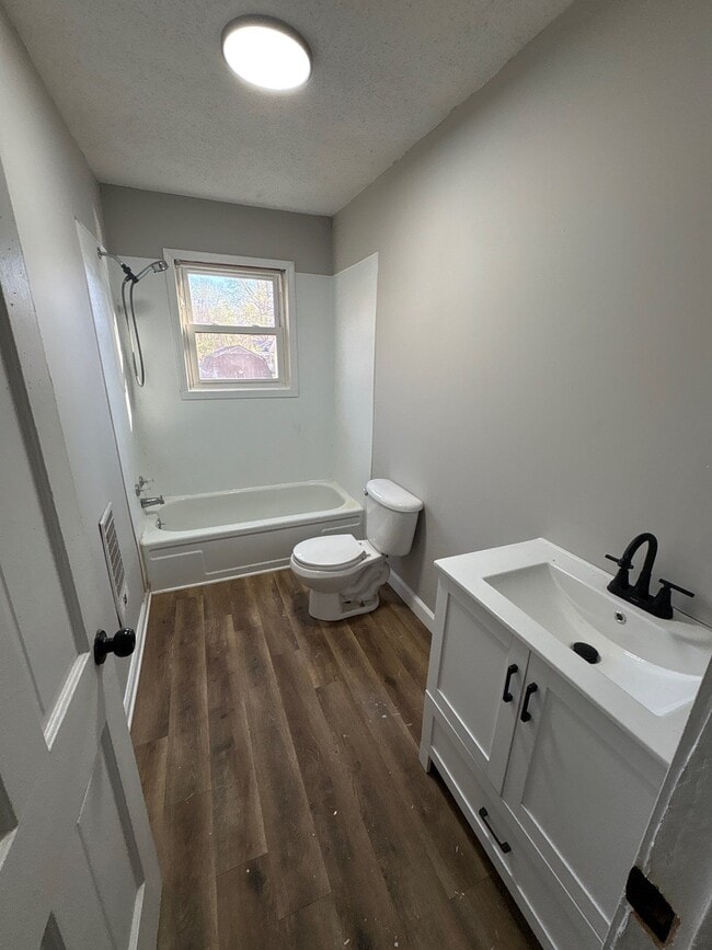 Building Photo - 668 Coach St