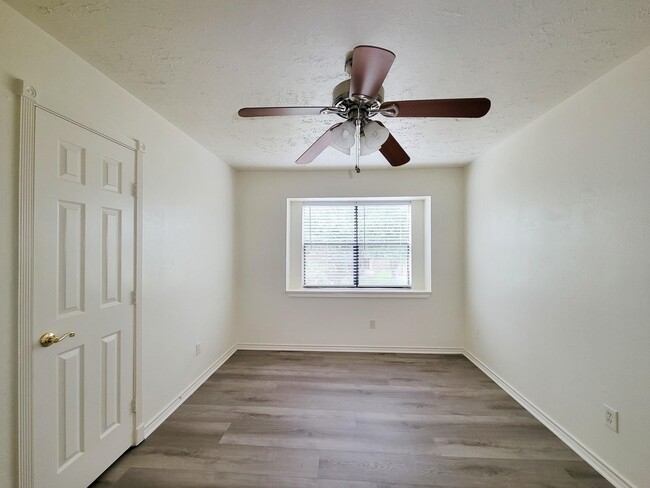 Building Photo - 2118 Creekshire Dr