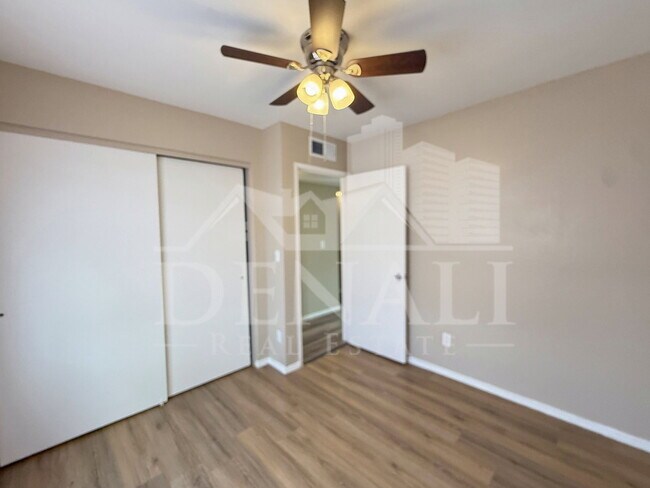Building Photo - 10921 W Sells Dr