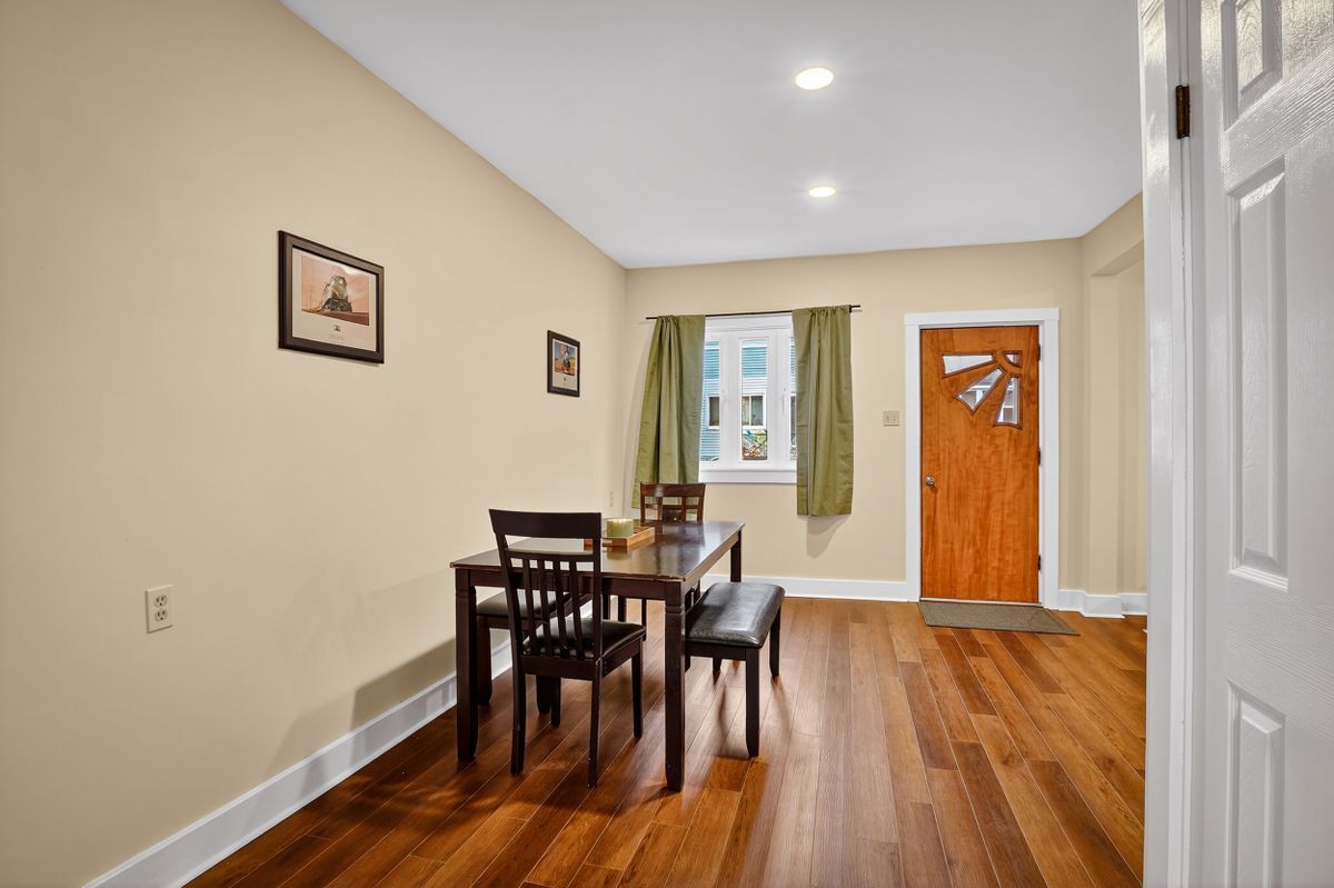 Building Photo - 3225 Mary St