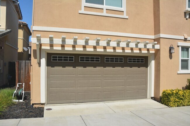 Building Photo - 321 MacArthur Way