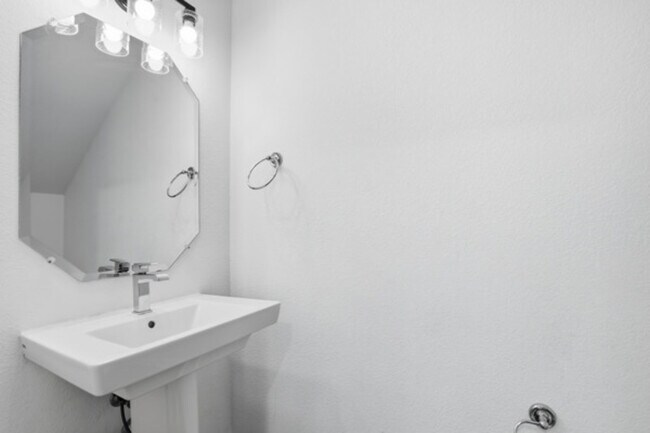 Building Photo - 2825 Townsend Dr