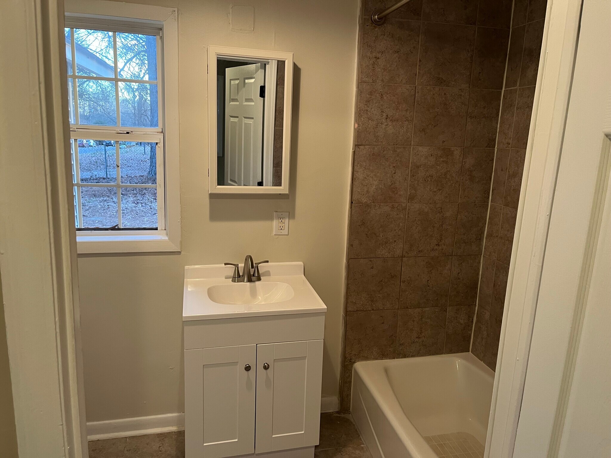 Building Photo - 914 Fir Pl